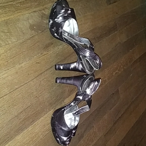 ***🎉Black and White Heels - Picture 3 of 8